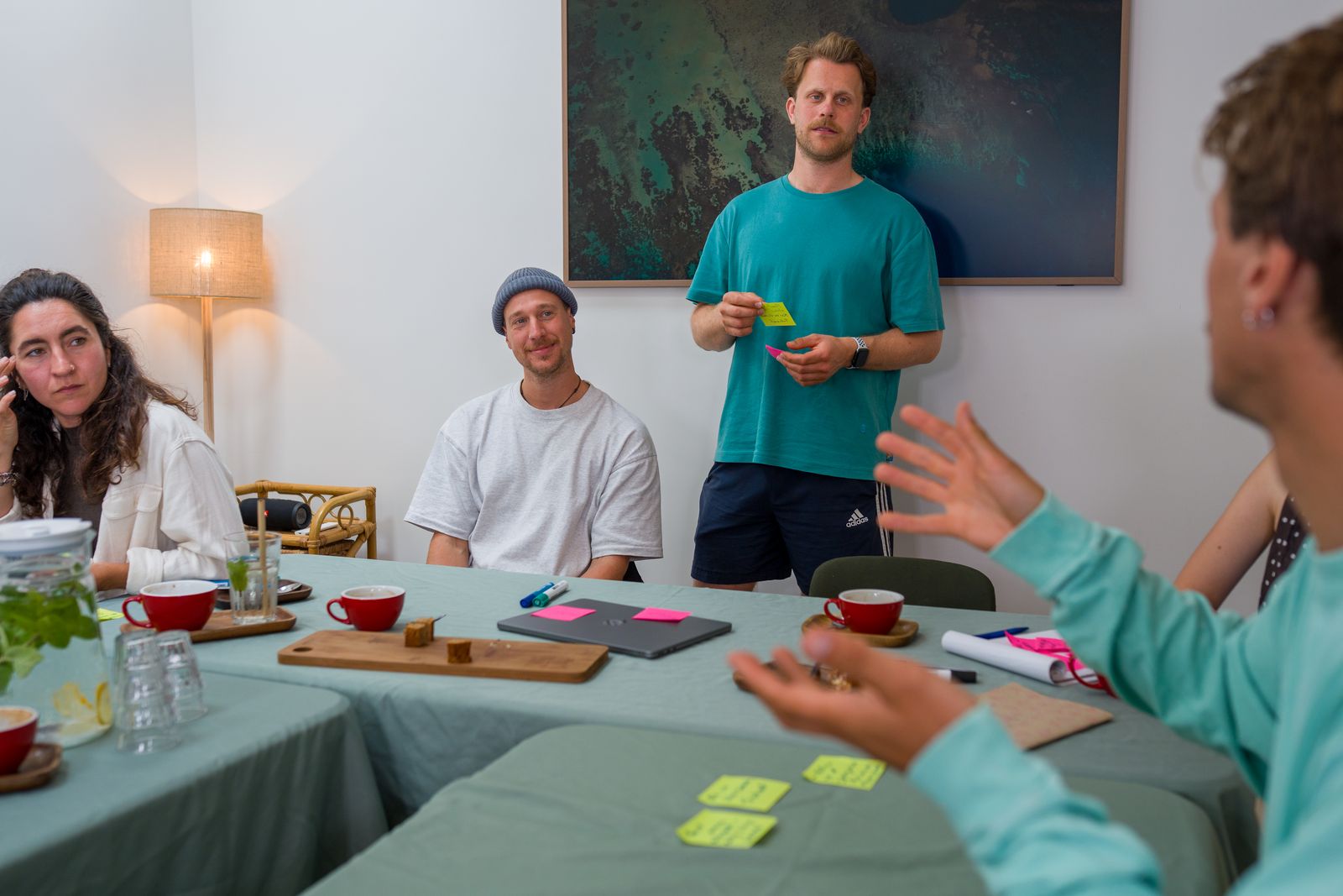 Workshop met presentatie en post-its aan de grote tafel