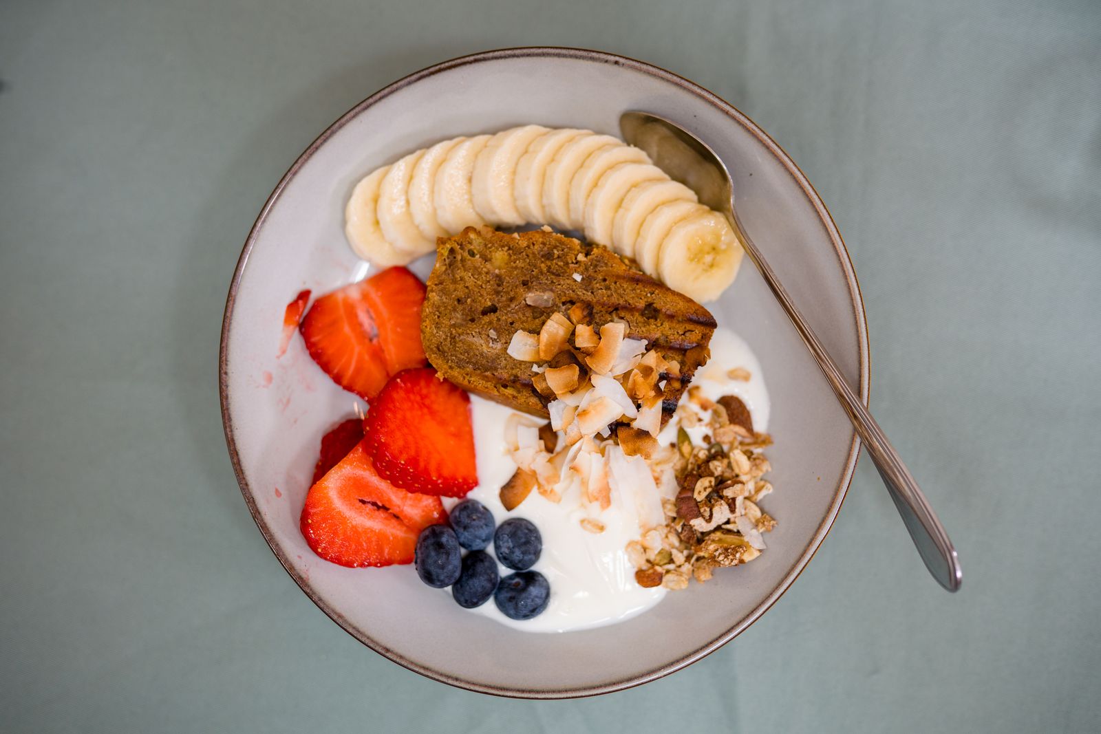 Gezonde bowl met fruit en granola